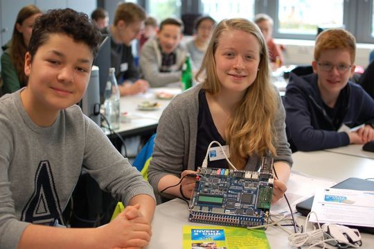 Schülerinnen und Schüler beschäftigen sich mit Mikrochips – sie reichen eigene Ideen ein und erlernen von den Profis aus Hannover das Chipdesign von der Ideenskizze bis zur fertigen Schaltung.