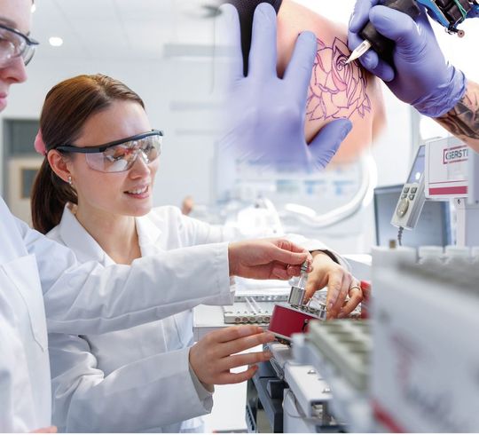 Mitarbeiter der Bundesanstalt für Risikobewertung haben die gesundheitlichen Risiken durch die Laserentfernung von Tätowierungen untersucht. Mitarbeiter der Bundesanstalt für Risikobewertung haben die gesundheitlichen Risiken durch die Laserentfernung von Tätowierungen untersucht.