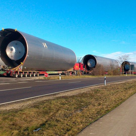 Schwertransport: Damit riesige Bauteile zur Wartung nicht immer zu ihrer Werkzeugmaschine transportiert werden müssen, entwickeln Ingenieurwissenschaftler aus Hannover nun die erste mobile Werkzeugmaschine, die zum Bauteil kommt.