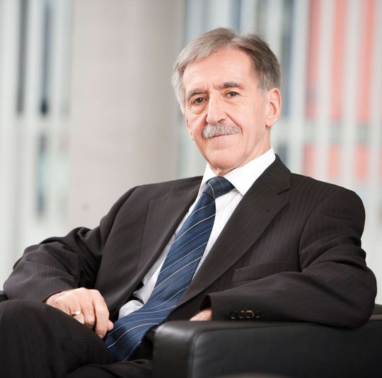„Die Analytik Jena wird sich in ihrer strategischen Ausrichtung künftig auf ihr Kerngeschäft, die Laboranalyse, konzentrieren“, sagte Klaus Berka, Vorstandsvorsitzender der Analytik Jena AG. „Die Analytik Jena wird sich in ihrer strategischen Ausrichtung künftig auf ihr Kerngeschäft, die Laboranalyse, konzentrieren“, sagte Klaus Berka, Vorstandsvorsitzender der Analytik Jena AG.