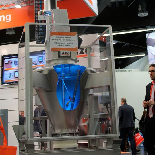 Die trockene Containerreinigung von Azo ermöglicht es, die im Inneren mit Produktresten und Staub verunreinigten Container automatisch zu säubern. Die trockene Containerreinigung von Azo ermöglicht es, die im Inneren mit Produktresten und Staub verunreinigten Container automatisch zu säubern.
