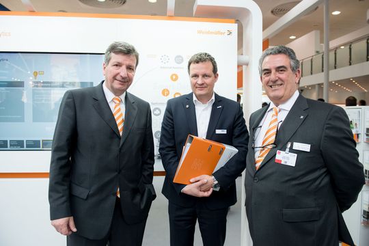 v.l. Dr. Peter Köhler, Vorstandsvorsitzender, Weidmüller Gruppe; Thomas Speidel, Geschäftsführer ADS-TEC und José Carlos Álvarez Tobar, Vertriebsvorstand bei Weidmüller, unterzeichnen die Kooperation auf der Hannover Messe 2016. v.l. Dr. Peter Köhler, Vorstandsvorsitzender, Weidmüller Gruppe; Thomas Speidel, Geschäftsführer ADS-TEC und José Carlos Álvarez Tobar, Vertriebsvorstand bei Weidmüller, unterzeichnen die Kooperation auf der Hannover Messe 2016.