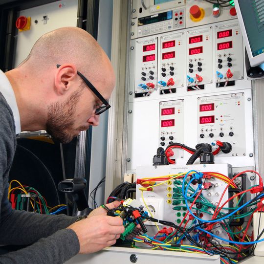 Die eigene Prüftechnik im Haus: Aussagekräftige Prüfberichte geben dem Kunden die Gewissheit, dass die Netzteile seine Vorgaben tatsächlich erfüllen. Die eigene Prüftechnik im Haus: Aussagekräftige Prüfberichte geben dem Kunden die Gewissheit, dass die Netzteile seine Vorgaben tatsächlich erfüllen.