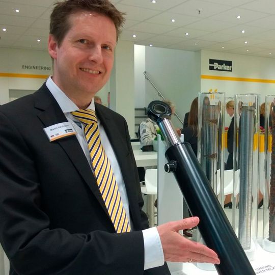 Martin Kaufmann, Product Manager Europe, Cylinder Division bei Parker Hannifin, zeigt auf der Bauma 2016 die neue Hydraulik-Zylinder-Beschichtung, die ohne Chrom auskommt. Martin Kaufmann, Product Manager Europe, Cylinder Division bei Parker Hannifin, zeigt auf der Bauma 2016 die neue Hydraulik-Zylinder-Beschichtung, die ohne Chrom auskommt.