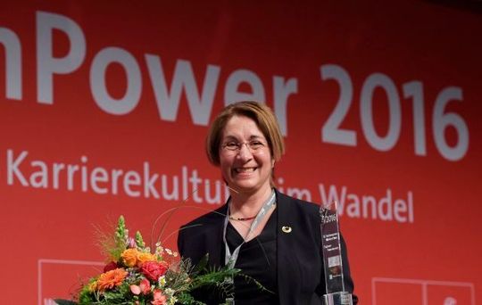 Herna Munoz-Galeano ist Powerwoman 2016. „Mit Munoz-Galeano ehrt die Jury eine erfolgreiche Unternehmerin, die ihren Weg als Ingenieurin und Informatikerin gemacht hat“, sagt Fritsch, der Vorstandsvorsitzende der Deutschen Messe. Herna Munoz-Galeano ist Powerwoman 2016. „Mit Munoz-Galeano ehrt die Jury eine erfolgreiche Unternehmerin, die ihren Weg als Ingenieurin und Informatikerin gemacht hat“, sagt Fritsch, der Vorstandsvorsitzende der Deutschen Messe.