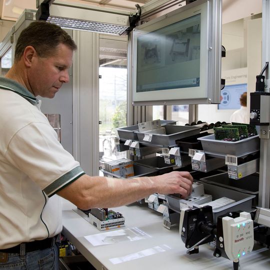 Das Assistenzsystem Activeassist soll den Mitarbeiter am manuellen Arbeitsplatz bei der variantenreichen Montage unterstützen. Das Assistenzsystem Activeassist soll den Mitarbeiter am manuellen Arbeitsplatz bei der variantenreichen Montage unterstützen.