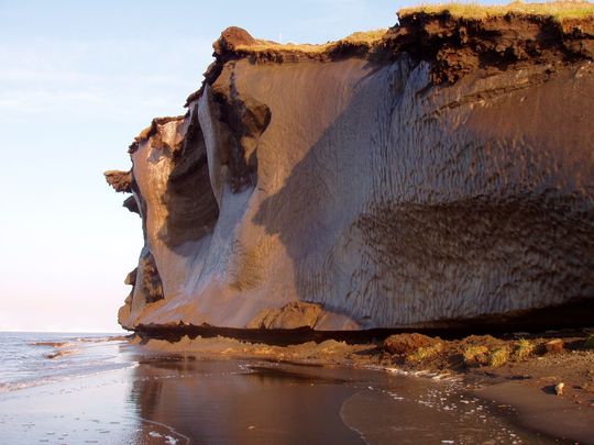 Permafrostboden: Die Küstenzone wird zusätzlich durch Wellen belastet und erodiert.