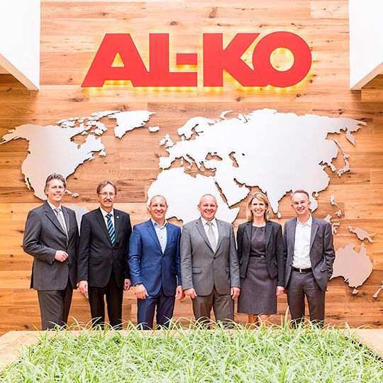 Von links: Dr. Nico Reiner (CFO AL-KO Kober SE), Ernst Walter (1. Bürgermeister von Kötz), Stefan Kober (CEO AL-KO Kober SE), Raymond Kober (stellvertretender Aufsichtsratsvorsitzender AL-KO Kober SE), Monika Wiesmüller-Schwab (Stellvertreterin des Landrats), Klaus Weinmann (Aufsichtsratsvorsitzender AL-KO Kober SE). Von links: Dr. Nico Reiner (CFO AL-KO Kober SE), Ernst Walter (1. Bürgermeister von Kötz), Stefan Kober (CEO AL-KO Kober SE), Raymond Kober (stellvertretender Aufsichtsratsvorsitzender AL-KO Kober SE), Monika Wiesmüller-Schwab (Stellvertreterin des Landrats), Klaus Weinmann (Aufsichtsratsvorsitzender AL-KO Kober SE).