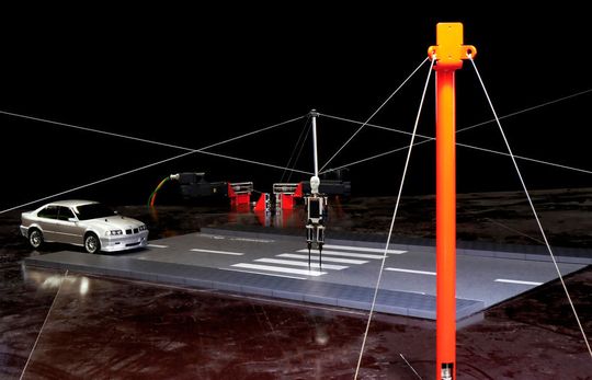 Das Testsystem „TargETS“ besteht aus einem Fußgänger-Dummy und einem Bewegungssystem, das über eine Software synchronisiert wird. Das Testsystem „TargETS“ besteht aus einem Fußgänger-Dummy und einem Bewegungssystem, das über eine Software synchronisiert wird.