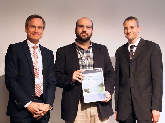 Verleihung des Mechatronic Awards 2015: Mit seiner Doktorarbeit „Neuartige Kleinstmotoren für einen weiten Drehzahl- und Drehmomentbereich“ gelang es Dr. Arda Tüysüz (Mitte), die Jury zu überzeugen. Außerdem im Bild: Prof. Dr.-Ing. Jörg Franke vom Lehrstuhl für Fertigungsautomatisierung und Produktionssystematik der Friedrich-Alexander-Universität Erlangen-Nürnberg (links) und Dipl.-Ing. (FH) Thomas Peterreins, Leiter Innovations und Technologie-Management der Bühler Motor GmbH. Verleihung des Mechatronic Awards 2015: Mit seiner Doktorarbeit „Neuartige Kleinstmotoren für einen weiten Drehzahl- und Drehmomentbereich“ gelang es Dr. Arda Tüysüz (Mitte), die Jury zu überzeugen. Außerdem im Bild: Prof. Dr.-Ing. Jörg Franke vom Lehrstuhl für Fertigungsautomatisierung und Produktionssystematik der Friedrich-Alexander-Universität Erlangen-Nürnberg (links) und Dipl.-Ing. (FH) Thomas Peterreins, Leiter Innovations und Technologie-Management der Bühler Motor GmbH.