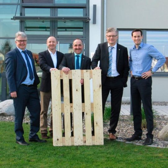 Protagonisten der FIS-iLog (v.l.): Ralf Bernhardt (GF FIS und FIS-iLog), Robert Schuhmann (GF FIS-ASP), Johannes Weigand (GF FIS-iLog) sowie Dieter Ball und Christian Lang (beide Mitglieder der GL FIS). Protagonisten der FIS-iLog (v.l.): Ralf Bernhardt (GF FIS und FIS-iLog), Robert Schuhmann (GF FIS-ASP), Johannes Weigand (GF FIS-iLog) sowie Dieter Ball und Christian Lang (beide Mitglieder der GL FIS).