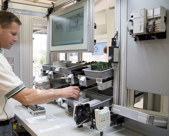 Das Assistenzsystem Activeassist soll den Mitarbeiter am manuellen Arbeitsplatz bei der variantenreichen Montage unterstützen. Das Assistenzsystem Activeassist soll den Mitarbeiter am manuellen Arbeitsplatz bei der variantenreichen Montage unterstützen.