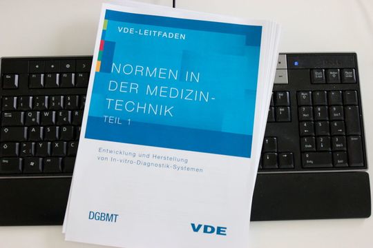 Der Leitfaden gibt einen kompakten und umfassenden Einstieg in die praktische Anwendung von Normen bei der Entwicklung und Herstellung von IVD-Systemen. Der Leitfaden gibt einen kompakten und umfassenden Einstieg in die praktische Anwendung von Normen bei der Entwicklung und Herstellung von IVD-Systemen.