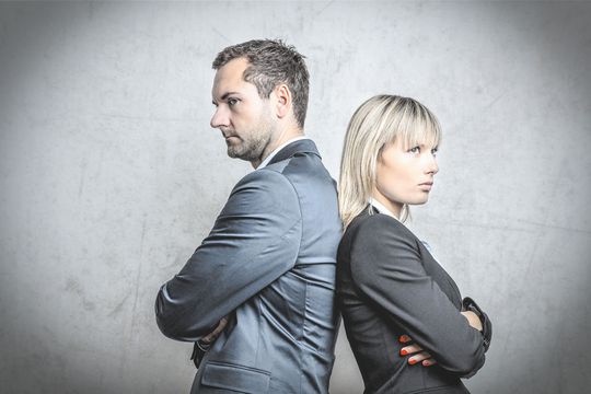 Kein Klischee: IT-Abteilung und Fachabteilung streiten sich bei Projekten regelmäßig. Kein Klischee: IT-Abteilung und Fachabteilung streiten sich bei Projekten regelmäßig.
