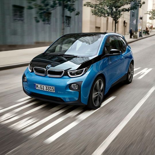 Ab Sommer gibt es den BMW i3 mit größerer Batteriekapazität und damit größerer Reichweite von bis zu 300 (theoretischen) Kilometern. Ab Sommer gibt es den BMW i3 mit größerer Batteriekapazität und damit größerer Reichweite von bis zu 300 (theoretischen) Kilometern.