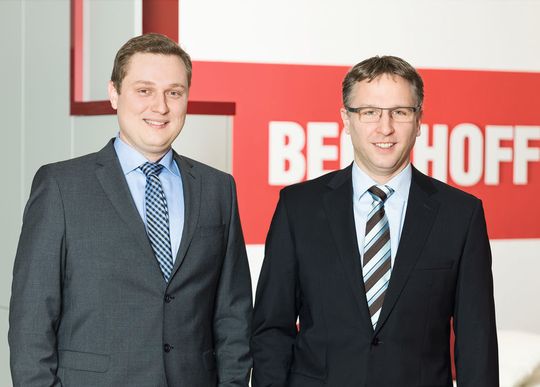 Wolfgang Wiederer (rechts) leitet das Beckhoff-Vertriebsbüro in Deggendorf, Markus Brocher (links) unterstützt die Kunden bei der Applikationserstellung. Wolfgang Wiederer (rechts) leitet das Beckhoff-Vertriebsbüro in Deggendorf, Markus Brocher (links) unterstützt die Kunden bei der Applikationserstellung.
