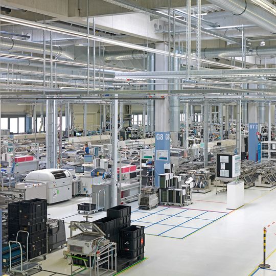 Bild 1: In einer neuen Produktionshalle am Standort Fürth fertigt Siemens Systems Engineering hochflexibel unterschiedliche Produkte in mittleren bis kleinen Losgrößen. Bild 1: In einer neuen Produktionshalle am Standort Fürth fertigt Siemens Systems Engineering hochflexibel unterschiedliche Produkte in mittleren bis kleinen Losgrößen.