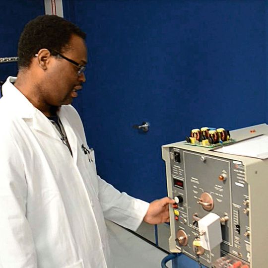 Die Folterkammer: Auf 280 m² werden in den „Powervar Proving Grounds“ (PPG) USV-Anlagen, Stromkonditionierer und Schutzsysteme unterschiedlichsten Prüfungen unterzogen. Auch nationale Sicherheitsstandards wie UL oder CE lassen sich in dem modernen Testlabor überprüfen. Die Folterkammer: Auf 280 m² werden in den „Powervar Proving Grounds“ (PPG) USV-Anlagen, Stromkonditionierer und Schutzsysteme unterschiedlichsten Prüfungen unterzogen. Auch nationale Sicherheitsstandards wie UL oder CE lassen sich in dem modernen Testlabor überprüfen.