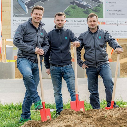 Die drei Kreisel-Brüder beim ersten Spatenstich (von links): Markus Kreisel, Philipp Kreisel und Johann Kreisel jun. Die drei Kreisel-Brüder beim ersten Spatenstich (von links): Markus Kreisel, Philipp Kreisel und Johann Kreisel jun.