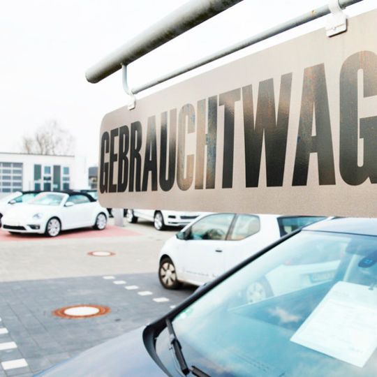 Gebrauchtwagen bleiben teuer. Doch durch den starken Preisrückgang bei den Youngtimern sank der durchschnittliche Angebotspreis im April.