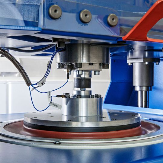 Mit einer Frequenz von bis zu 2000 Hz lassen sich Werkstoffe und Bauteile auf dem neuen Hochfrequenzprüfstand des Fraunhofer-LBF untersuchen.
