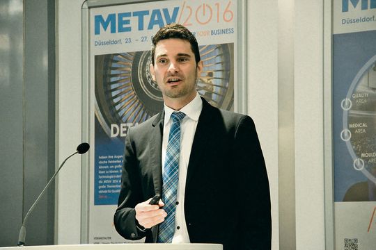 Dr. Myron Graw, Partner bei der KEX Knowledge Exchange AG, stellte die Studienergebnisse anlässlich der Metav-Eröffnungspressekonferenz vor. Dr. Myron Graw, Partner bei der KEX Knowledge Exchange AG, stellte die Studienergebnisse anlässlich der Metav-Eröffnungspressekonferenz vor.
