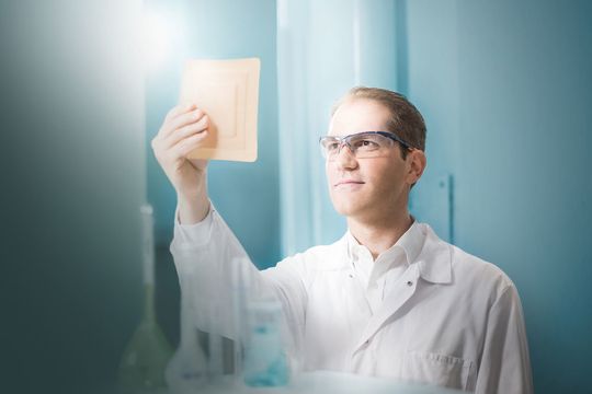 Sascha Plug, Covestro-Experte für Wundbehandlung, prüft eine moderne Wundauflage. Schäume, Klebstoffe und Folien auf Basis der Baymedix-Polyurethan-Technologie ermöglichen ein optimiertes Feuchtigkeitsmanagement in Wundauflagen. Sascha Plug, Covestro-Experte für Wundbehandlung, prüft eine moderne Wundauflage. Schäume, Klebstoffe und Folien auf Basis der Baymedix-Polyurethan-Technologie ermöglichen ein optimiertes Feuchtigkeitsmanagement in Wundauflagen.