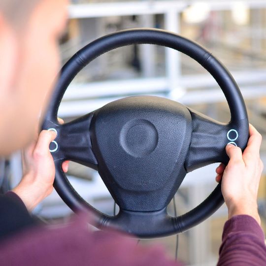 Mit flexiblen Drucksensoren aus Silikon lassen sich Druckkräfte messen oder im Auto bald stufenlos Musik, Licht und Lüftung steuern. Mit flexiblen Drucksensoren aus Silikon lassen sich Druckkräfte messen oder im Auto bald stufenlos Musik, Licht und Lüftung steuern.