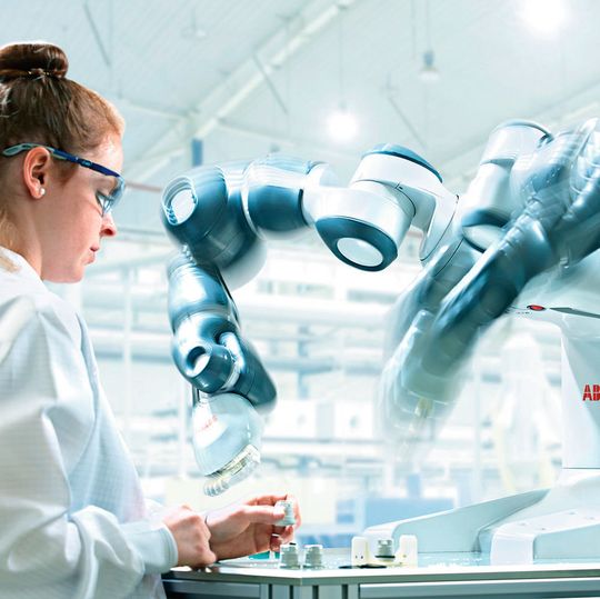 Mit YuMi, einem kollaborativen Zweiarmroboter, hat ABB beim Thema kollaborative Robotik bereits 2015 einen wichtigen Meilenstein gesetzt. Der Roboter wurde speziell für die Kleinteilmontage in der Elektronikindustrie entwickelt. Mit YuMi, einem kollaborativen Zweiarmroboter, hat ABB beim Thema kollaborative Robotik bereits 2015 einen wichtigen Meilenstein gesetzt. Der Roboter wurde speziell für die Kleinteilmontage in der Elektronikindustrie entwickelt.
