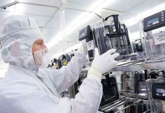 Wafer-Produktion bei ams: Die anwendungsspezifischen integrierten Schaltungen, kurz ASICs, kommen in der Industrie, dem Smart Home oder der Medizin zum Einsatz. Wafer-Produktion bei ams: Die anwendungsspezifischen integrierten Schaltungen, kurz ASICs, kommen in der Industrie, dem Smart Home oder der Medizin zum Einsatz.