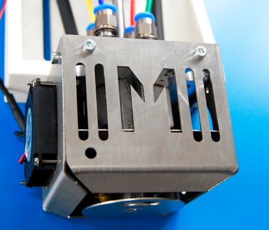 Mit der Entwicklung der weltweit einzigartigen Extruder der Move-Generation bringt Multec die 3D-Drucktechnik FDM in eine neue Dimension. So können damit in Zukunft bis zu 4 verschiedene Kunststoffsorten oder Farben in einem Druckvorgang kombiniert werden! Die intelligente Konstruktion verbindet einen durchdachten Vielfach-Filamentvorschub mit einem eleganten, kompakten Vielfach-Düsenkopf. Mit der Entwicklung der weltweit einzigartigen Extruder der Move-Generation bringt Multec die 3D-Drucktechnik FDM in eine neue Dimension. So können damit in Zukunft bis zu 4 verschiedene Kunststoffsorten oder Farben in einem Druckvorgang kombiniert werden! Die intelligente Konstruktion verbindet einen durchdachten Vielfach-Filamentvorschub mit einem eleganten, kompakten Vielfach-Düsenkopf.