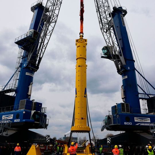 Kürzlich wurde ein Menck-Hydraulikhammer mit über 580 t Gewicht im Hamburger Hafen montiert und verladen. Kürzlich wurde ein Menck-Hydraulikhammer mit über 580 t Gewicht im Hamburger Hafen montiert und verladen.