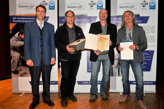 Betriebsjubiläen: (v. li.) Obermeister Dieter Burkhart gratuliert Michele Mocevino (15 Jahre), Egbert Hausperger (15 Jahre) und Thomas Gausch (25 Jahre) zum langjährigen Bestehen ihrer Kfz-Betriebe.