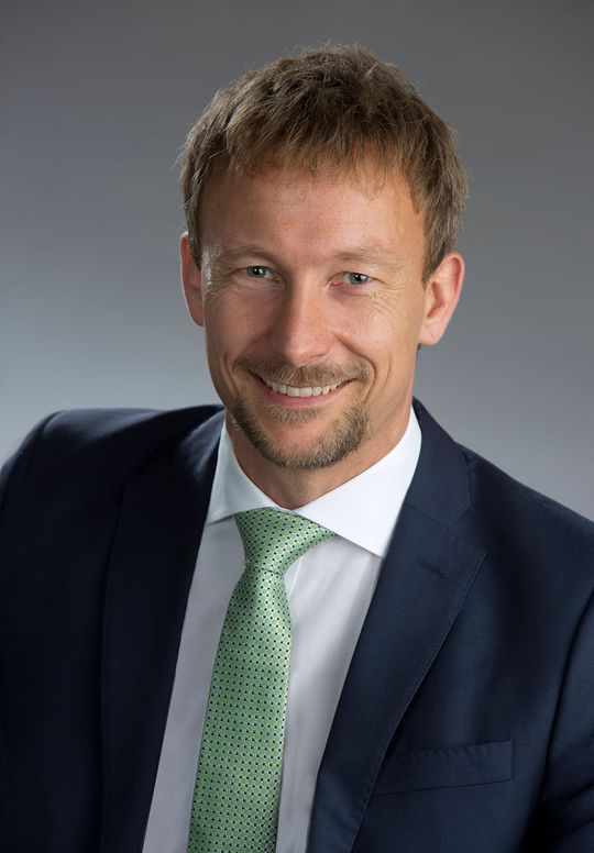 Seit 1. April 2016 ist Dipl.-Ing. Florian Butzmann neuer Managing Director und Chief Sales Officer (CSO) bei Sumitomo (SHI) Cyclo Drive Germany. Seit 1. April 2016 ist Dipl.-Ing. Florian Butzmann neuer Managing Director und Chief Sales Officer (CSO) bei Sumitomo (SHI) Cyclo Drive Germany.