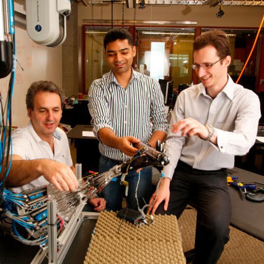 Die Entwickler der Roboterhand im Bild mit ihrer Kreation (v.l.n.r.): Emo Todorov, außerordentlicher Professor der Computerwissenschaften und Angewandter Mathematik; Vikash Kumar, Doktorand der Computer- und Ingenieurswissenschaften; und Sergey Levine, außerordentlicher Professor der Computer- und Ingenieurswissenschaften. Die Entwickler der Roboterhand im Bild mit ihrer Kreation (v.l.n.r.): Emo Todorov, außerordentlicher Professor der Computerwissenschaften und Angewandter Mathematik; Vikash Kumar, Doktorand der Computer- und Ingenieurswissenschaften; und Sergey Levine, außerordentlicher Professor der Computer- und Ingenieurswissenschaften.