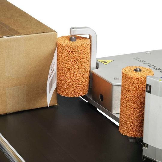 Das System 9550 verwendet die patentierte Etikettiertechnik „Direct Apply“, um seitliche Etiketten anzubringen. Das System 9550 verwendet die patentierte Etikettiertechnik „Direct Apply“, um seitliche Etiketten anzubringen.