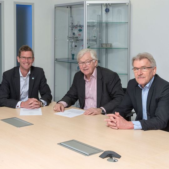 Hans Gennen, Geschäftsführer Tectrion, Dr. Hans-Nicolaus Rindfleisch, Geschäftsführer der Tüv Süd Chemie Service und Kurt Schumacher, Mitglied der Geschäftsleitung Tüv Süd Chemie Service, Plant & Equipment Integrity, freuen sich auf die zukünftige Zusammenarbeit (v.l.n.r.). Hans Gennen, Geschäftsführer Tectrion, Dr. Hans-Nicolaus Rindfleisch, Geschäftsführer der Tüv Süd Chemie Service und Kurt Schumacher, Mitglied der Geschäftsleitung Tüv Süd Chemie Service, Plant & Equipment Integrity, freuen sich auf die zukünftige Zusammenarbeit (v.l.n.r.).