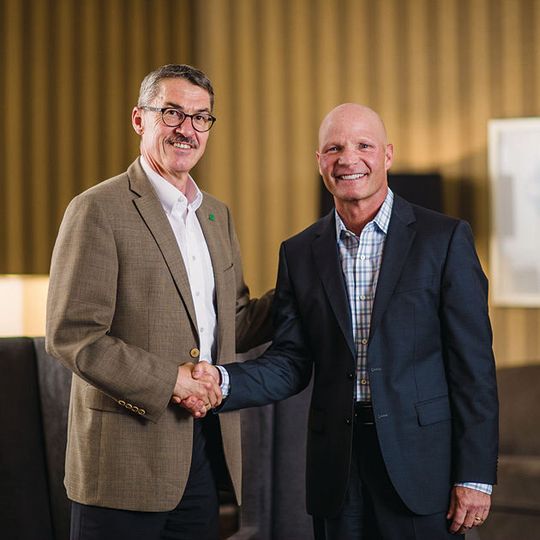 Alfred Weber, Vorsitzender der Geschäftsführung der Mann+Hummel Gruppe (links) mit Keith Wilson, Geschäftsführer der Affinia Group. Alfred Weber, Vorsitzender der Geschäftsführung der Mann+Hummel Gruppe (links) mit Keith Wilson, Geschäftsführer der Affinia Group.