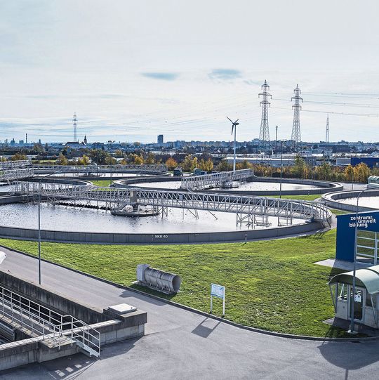 Die Hauptkläranlage Wien wird zum Ökokraftwerk. Dazu liefert Siemens die Leit-, Mess-, Analyse- und Schaltanlagentechnik sowie Niederspannungs- und Mittelspannungsschaltanlagen. Die Hauptkläranlage Wien wird zum Ökokraftwerk. Dazu liefert Siemens die Leit-, Mess-, Analyse- und Schaltanlagentechnik sowie Niederspannungs- und Mittelspannungsschaltanlagen.