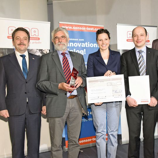 Das Gewinnerteam „Nerven aus Glas“ (v.l.: Peter Krause (AMA), Prof. Dr. Wolfgang Schade, Anna Lena Baumann (Photonik Inkubator/Fraunhofer-HHI), Dr. Martin Angelmahr (Fraunhofer-HHI), Prof. Dr. Andreas Schütze (Jury/Universität des Saarlandes). Das Gewinnerteam „Nerven aus Glas“ (v.l.: Peter Krause (AMA), Prof. Dr. Wolfgang Schade, Anna Lena Baumann (Photonik Inkubator/Fraunhofer-HHI), Dr. Martin Angelmahr (Fraunhofer-HHI), Prof. Dr. Andreas Schütze (Jury/Universität des Saarlandes).