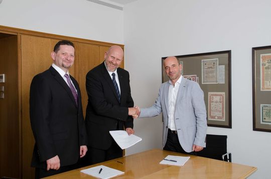 Kistler übernimmt die Schatz Gruppe (v.l.): Rolf Sonderegger, CEO Kistler Gruppe, Dr. Volker Schatz, Vorstand der Schatz AG, und Martin Schatz, Managing Director Schatz USA Inc. Kistler übernimmt die Schatz Gruppe (v.l.): Rolf Sonderegger, CEO Kistler Gruppe, Dr. Volker Schatz, Vorstand der Schatz AG, und Martin Schatz, Managing Director Schatz USA Inc.