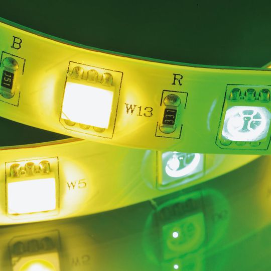 LED-Streifen: Für die Fertigung von LEDs hat Rehm zusammen mit Asys ein Linienkonzept entwickelt, dessen Herzstück eine bewegliche Prozesskammer ist. LED-Streifen: Für die Fertigung von LEDs hat Rehm zusammen mit Asys ein Linienkonzept entwickelt, dessen Herzstück eine bewegliche Prozesskammer ist.