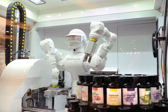 Der Roboter Balthazar ist auf der Automatica live vor Ort. Über das Internet können Verbraucher individuell ihre Kosmetik zusammenstellen, die der Roboter dann zusammenmixt.