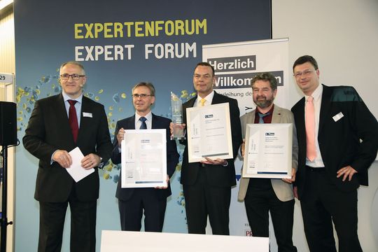 In der Kategorie „MSR-Technik/Partikelcharakterisierung“ gingen die Plätze auf dem Stockerl an: 1. Platz: Radarfüllstandsensor Vegapuls 64 von Vega (mi. Freddy Vollmer); 2. Platz: Feuchtigkeitsmessgerät MS-80 von J&M Analytik (2. v.li. Harald Nitsche); 3. Platz: Electronic Weight Compensation (EPC) von Coperion K-Tron (Switzerland) (2. v.re. Stefan Ludescher). Stellvertretender PROCESS-Chefredakteur Dr. Jörg Kempf (re.) hielt die Laudatio.