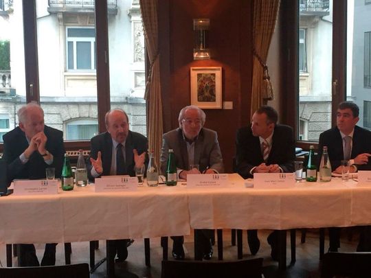 Zum ersten Mal überhaupt gab es im Vorfeld des Salon EPHJ-EPMT-SMT eine Pressekonferenz. In Zürich erklärte Mitbegründer Olivier Saenger (2.v.l.) am 12 Mai: „Viele Innovationen und Vorpremieren sind die große Stärke unserer Messe.“ Zum ersten Mal überhaupt gab es im Vorfeld des Salon EPHJ-EPMT-SMT eine Pressekonferenz. In Zürich erklärte Mitbegründer Olivier Saenger (2.v.l.) am 12 Mai: „Viele Innovationen und Vorpremieren sind die große Stärke unserer Messe.“