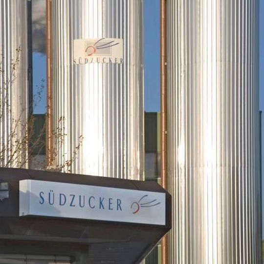 In den 29 Zuckerfabriken der Südzucker-Gruppe in Europa wurden 2014/15 europaweit von 42.300 Landwirten rd. 34,0 Mio. t Rüben angeliefert und zu Zucker verarbeitet. In den 29 Zuckerfabriken der Südzucker-Gruppe in Europa wurden 2014/15 europaweit von 42.300 Landwirten rd. 34,0 Mio. t Rüben angeliefert und zu Zucker verarbeitet.
