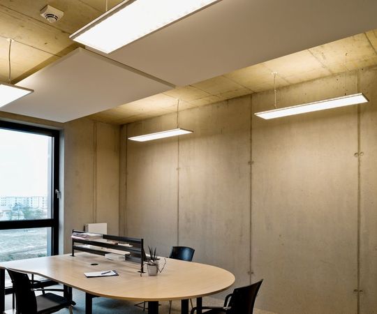 Die LED-Pendelleuchte „alvia“ von Regiolux bietet direkte und indirekte Lichtanteile, welche sich unabhängig voneinander steuern lassen. Die LED-Pendelleuchte „alvia“ von Regiolux bietet direkte und indirekte Lichtanteile, welche sich unabhängig voneinander steuern lassen.