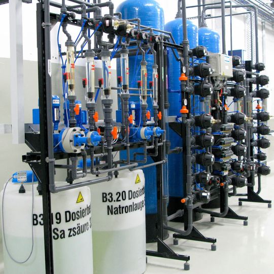 Ionenaustauscher-Anlagen ermöglichen eine nahezu unbegrenzte Wiederverwendung wertvoller Elektrolyte und Säuren. Ionenaustauscher-Anlagen ermöglichen eine nahezu unbegrenzte Wiederverwendung wertvoller Elektrolyte und Säuren.