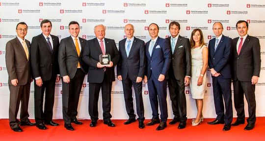 Die beiden Vertreter der Geschäftsführung von Toyota Deutschland, Masaki Hosoe (li.) und Tom Fux (re.), freuten sich, dass auch drei deutsche Händler mit dem Ichiban-Preis ausgezeichnet wurden.