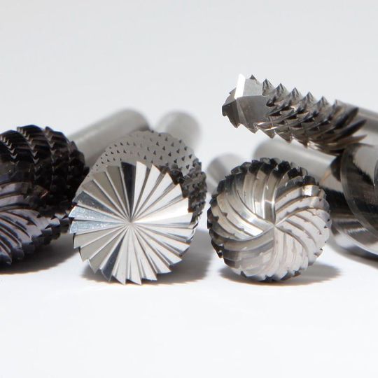 Die neuen materialspezifischen Hartmetall-Frässtifte von Dormer. Die neuen materialspezifischen Hartmetall-Frässtifte von Dormer.